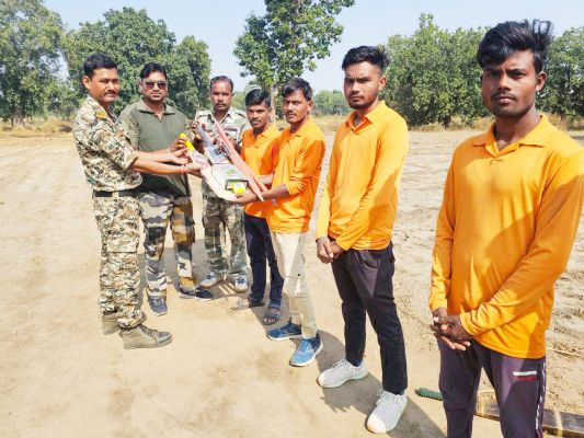 पुलिस आपके द्वार: दैनिक उपयोग की सामग्री बांटे गए