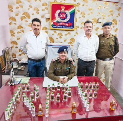 लोकल ट्रेन के बाथरूम में मिली अवैध शराब की खेप