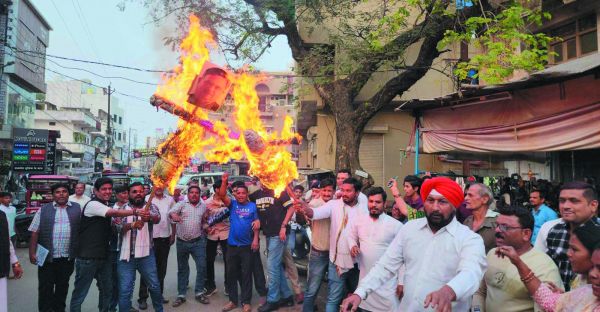 अघोषित विद्युत कटौती पर शहर कांग्रेस ने रमन का फूंका पुतला