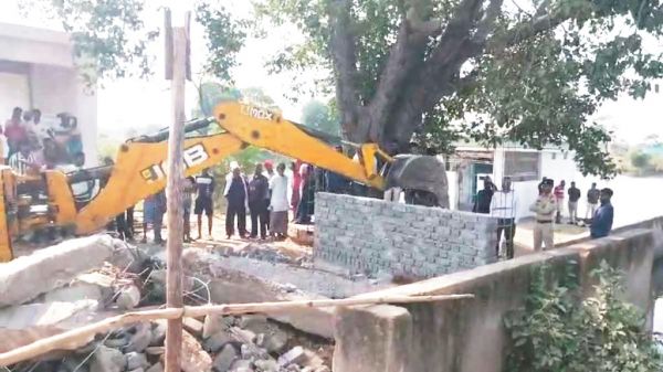 प्रशासन का चला बुलडोजर