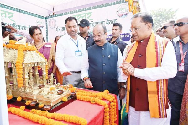 मुख्यमंत्री ने की बेल मेटल से बने राम मंदिर की कलाकृति की तारीफ