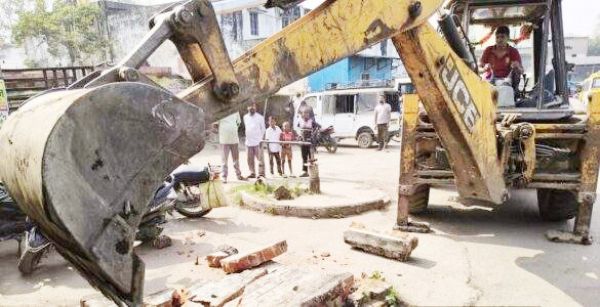 अतिक्रमण पर चला बुलडोजर