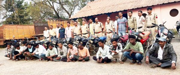 बाइक व मोबाइल चोरी, 14 आरोपी पकड़ाए