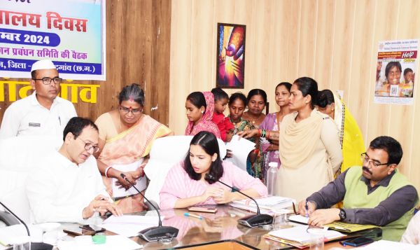 कलेक्टर ने सुनी नागरिकों की समस्याएं