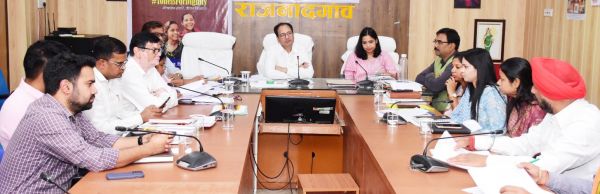 कलेक्टर ने ली राजनीतिक दलों की बैठक