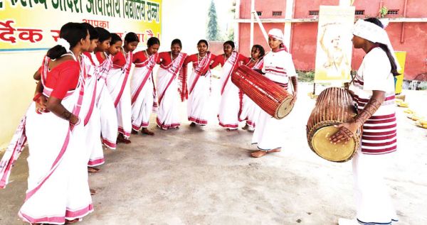 एकलव्य आदर्श आवासीय विद्यालय सन्ना में मना जनजातीय गौरव दिवस