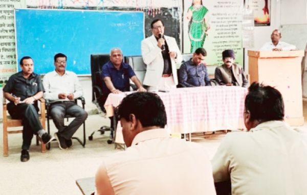 शिक्षा के लिए एक अच्छा वातावरण निर्माण करने का भरपूर प्रयास करें-डीईओ