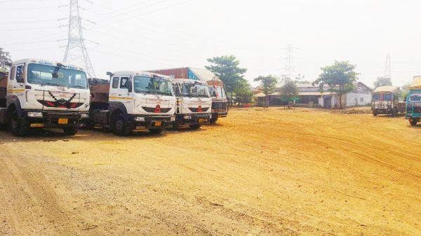 ढाबों में खड़ी ट्रकों से माफिया कर रहे डीजल चोरी