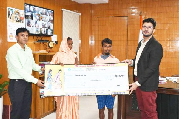 कलेक्टर ने दिव्यांग दम्पत्ति  को सौंपे चेक