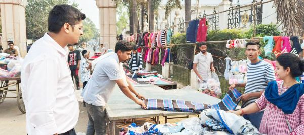 गुरूद्वारा चौक से निगम की टीम ने हटाया अतिक्रमण