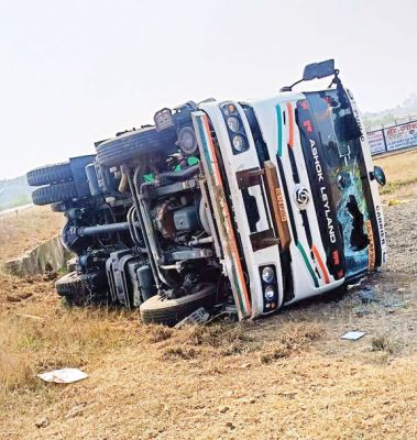 अनियंत्रित होकर ट्रेलर पलटी