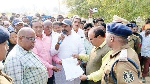 किसानों ने किया उप तहसील का घेराव, समस्याओं के समाधान की मांग को लेकर प्रदर्शन