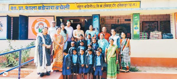 बड़़े पारा स्कूल में बच्चों को गर्म कपड़े बांटे