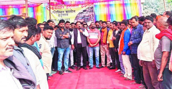 कम भाड़े को लेकर ट्रेलर मलिकों ने की हड़ताल