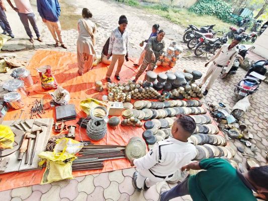 कबाड़ी कारोबारियों से 22 लाख नगदी व अवैध संपत्ति जब्त