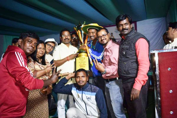 विधायक ने विजेताओं को दिए ईनाम 