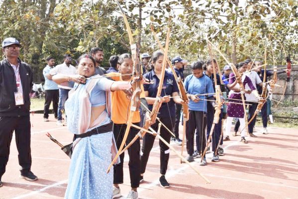 बस्तर ओलंपिक : पारम्परिक खेल विधा तीरंदाजी में दूरस्थ इलाके की महिलाओं ने मारी बाजी