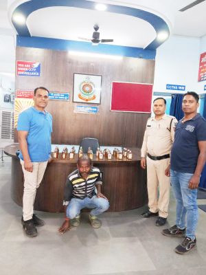 शराब तस्करी में लिप्त आरोपी  से शराब व बाइक जब्त 