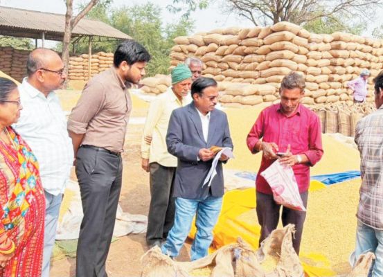  कमिश्नर ने किया धान खरीदी केन्द्रों का निरीक्षण, किसानों से मिलकर व्यवस्थाओं का लिया जायजा