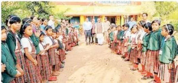 कन्या आश्रम होनावंडी के बच्चे विधायक से मिलकर गदगद