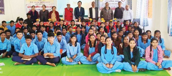 कन्या स्कूल में टीबी मुक्त भारत और स्वच्छता की दिलाई शपथ