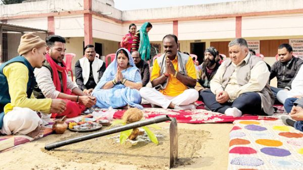 आत्मानंद स्कूल में पेवर ब्लॉक निर्माण का भूमिपूजन