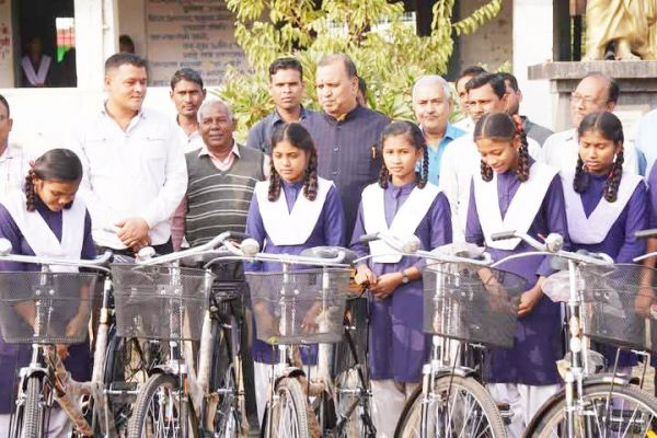 पूर्व विधायक शिवरतन शर्मा  ने छात्राओं को बांटी साइकिल 