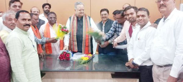 सहकारी समिति अध्यक्षों ने विस अध्यक्ष रमन से की मुलाकात