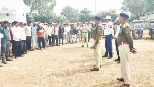 अब यात्रा सुरक्षित ऑटो पर चिपकाए गए रजिस्टर्ड नंबर 