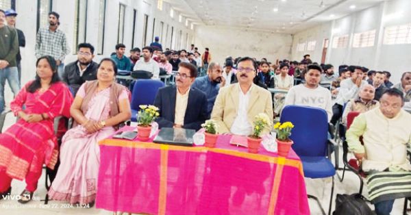 विद्यार्थियों को किया जागरूक, कई विषयों पर चर्चा