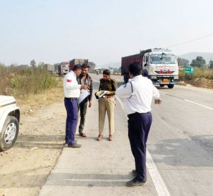 यातायात नियमों की अवहेलना, 73 वाहन चालकों पर जुर्माना
