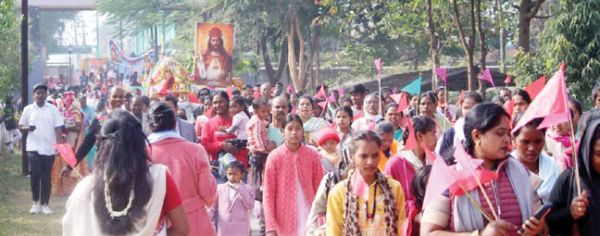 ख्रीस्त राजा पर्व पर मसीही समाज ने निकाली भव्य शोभायात्रा