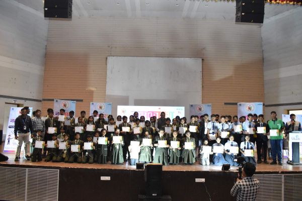 नवाकांक्षा में सैकड़ों छात्र-शिक्षक व अभिभावक हुए शामिल