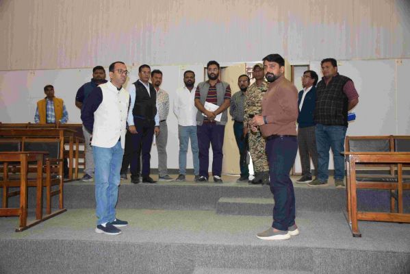 कलेक्टर ने सडक़, बाजार व सभागार का किया निरीक्षण