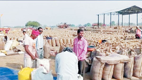 धान खरीदी केंद्रों में किसानों का हंगामा