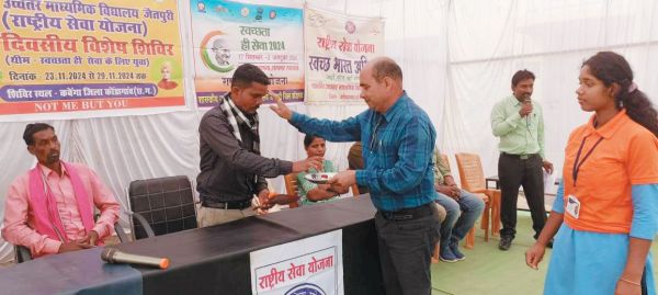  कबेंगा में एनएसएस शिविर नशा मुक्त भारत के लिए गांव में स्वयंसेवक चला रहे जागरूकता अभियान
