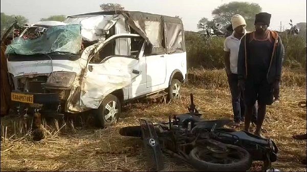 शादी से लौटते गाड़ी खेत में जा घुसी, 6 घायल