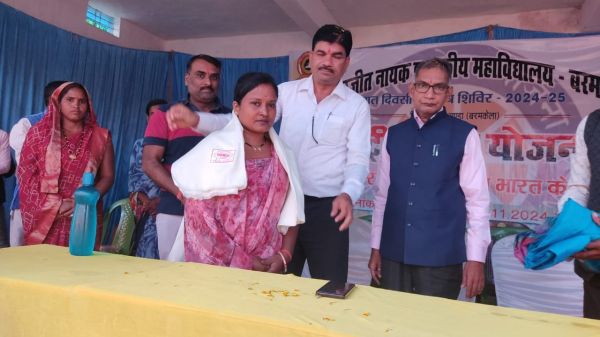 सौ बुजुर्गों को चेम्बर ने बांटा स्वेटर व शाल