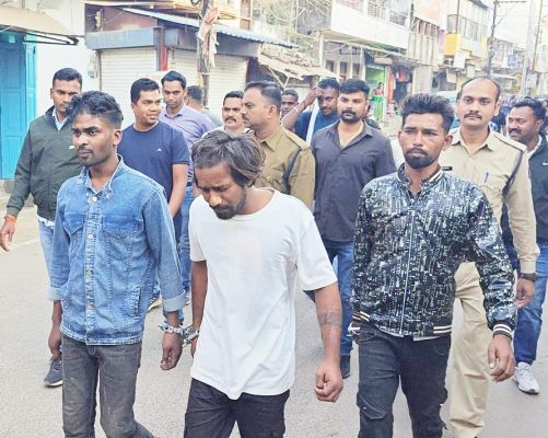 पिस्टल-चाकू की नोक पर घर घुसकर लूट, तीन गिरफ्तार, पुलिस ने निकाला जुलूस