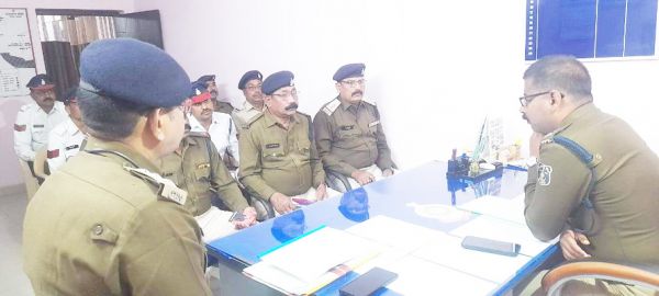 बिना हेलमेट और नो-पार्किंग में खड़े करने वाले चालकों पर करें कार्रवाई-एसपी