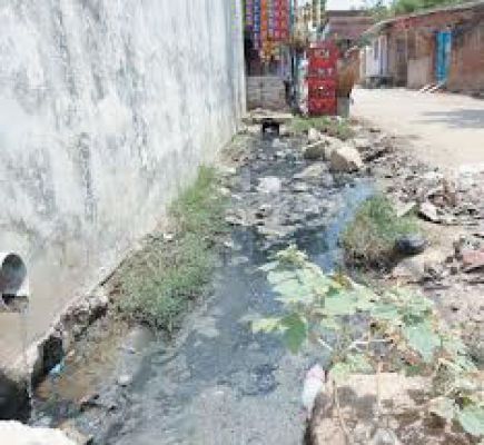 नाले में बहाया जा रहा नगर की गंदी नालियों का पानी