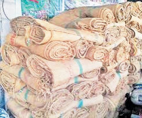 बारदाने की कमी, खरीदी केंद्रों से धान वापस लेकर किसान लौट रहे