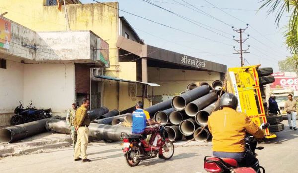 सरगुजा सांसद चिंतामणि महाराज के घर के सामने पलटा तेज रफ्तार ट्रेलर
