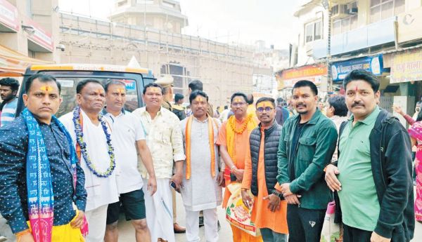 सांसद बस्तर महेश कश्यप ने किया काशी विश्वनाथ के दर्शन