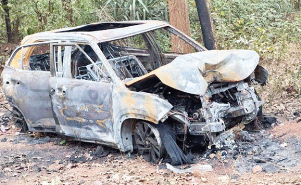 एनएमडीसी कर्मचारी की कार पेड़ से जा टकराई, जलकर खाक