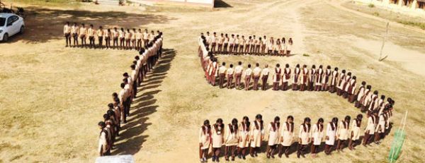 संविधान दिवस पर बड़े बेंदरी में 75 का मानव श्रृंखला गठन