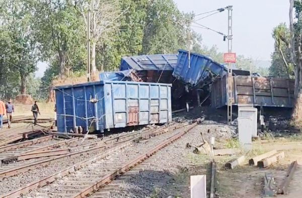 घुमावदार भनवारटंक में मालगाड़ी पटरी से उतरी, 200 मीटर तक रेलवे ट्रैक क्षतिग्रस्त