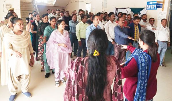 कलेक्टोरेट में संविधान की प्रस्तावना का वाचन