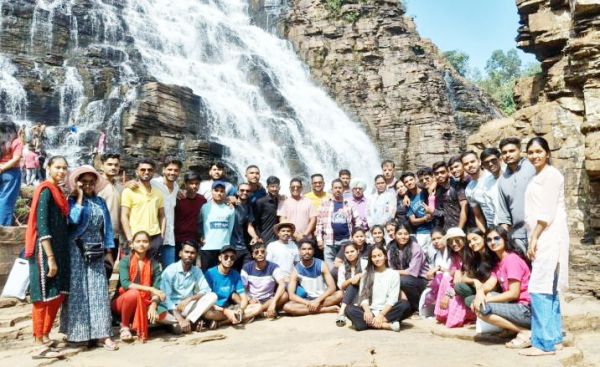 दिग्विजय कॉलेज के विद्यार्थियों ने किया बस्तर भ्रमण