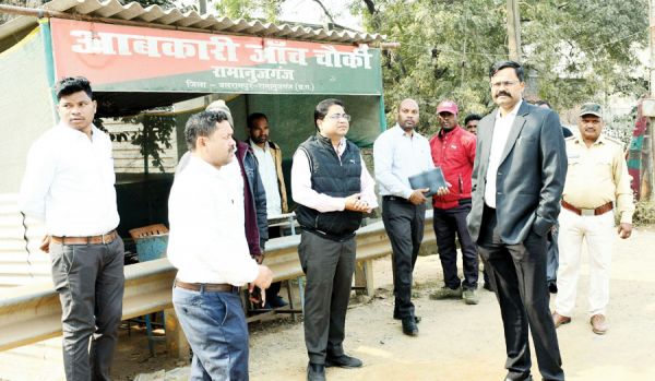कलेक्टर ने अंतरराज्यीय चेक पोस्ट, न्यायालयों-दफ्तरों का किया निरीक्षण
